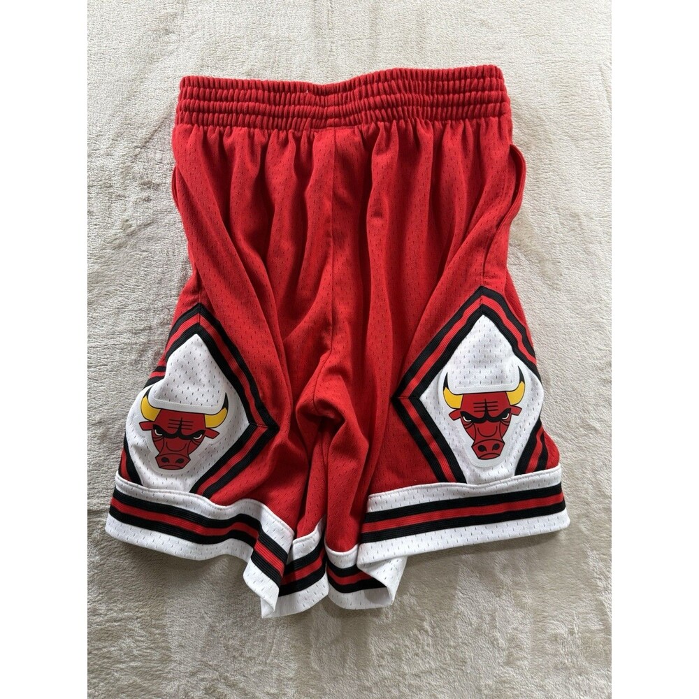 Chicago Bulls Men’s Medium Mitchell & Ness Hardwood Classics Shorts Red Swingman - Picture 8 of 9